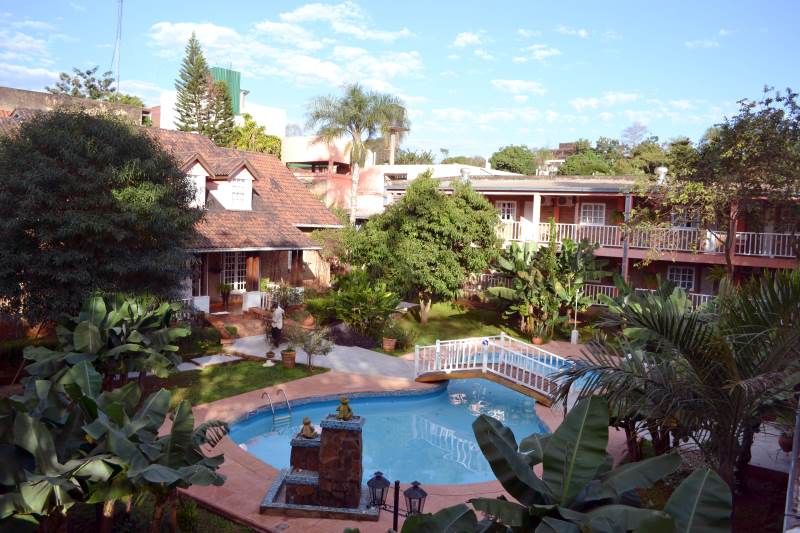 A hotel centred on a swimming pool