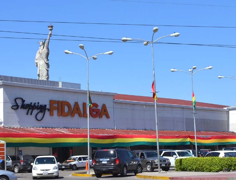 A replica of the Statue of Liberty on the roof of a shopping centre