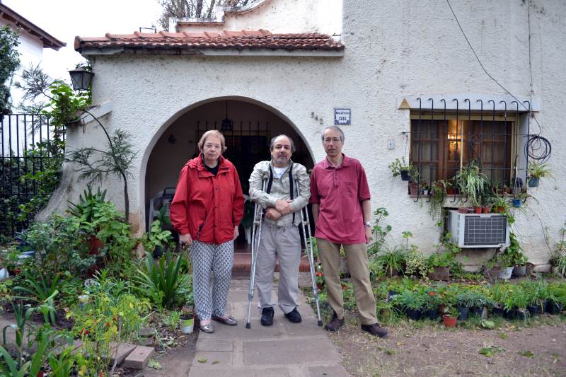 Miriam, Tommy and Phil in front of Gustel's house