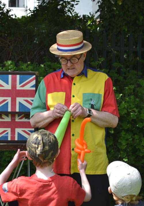 The balloon modeller in action