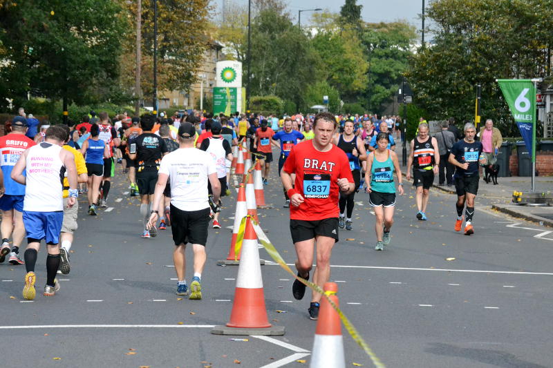 Runners passing in both directions along Pershore Road