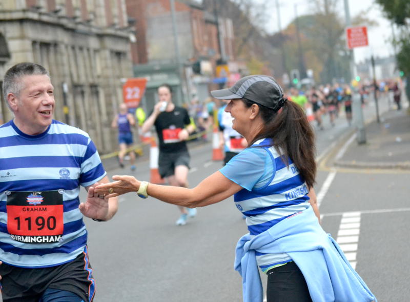 Greeting a runner from the same club