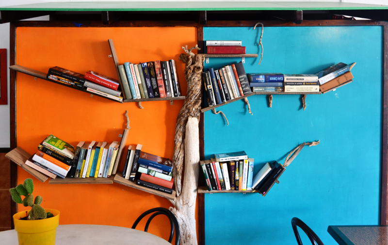 Bookshelves designed like the branches of a tree