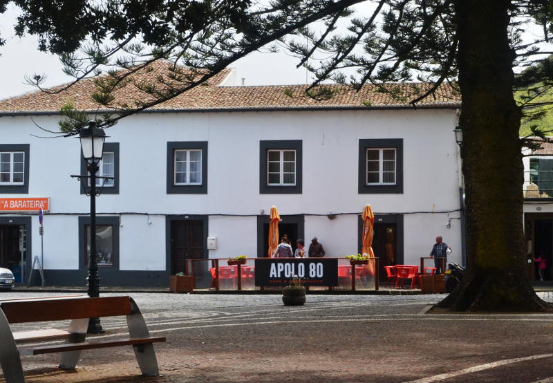 Exterior of Apolo 80 snack bar/restaurant in a 2-storey building