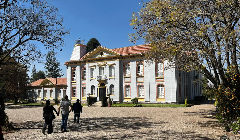 An imposing 2-storey house set in large grounds