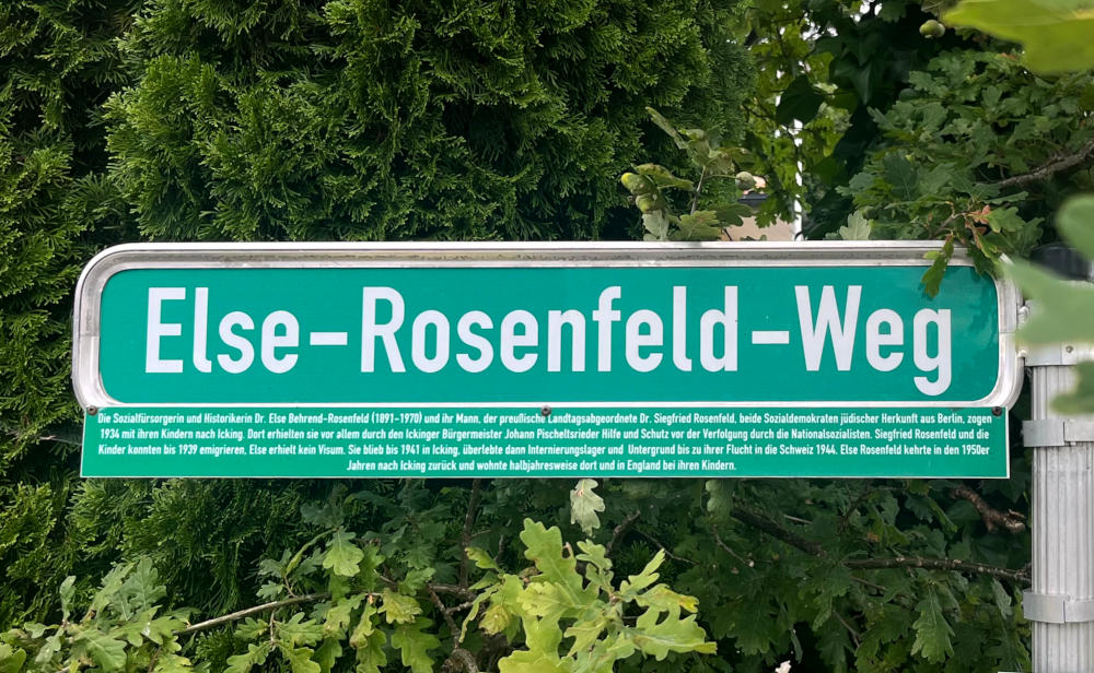 Street sign for Else-Rosenfeld-Weg, under which is written a brief biography (in German)